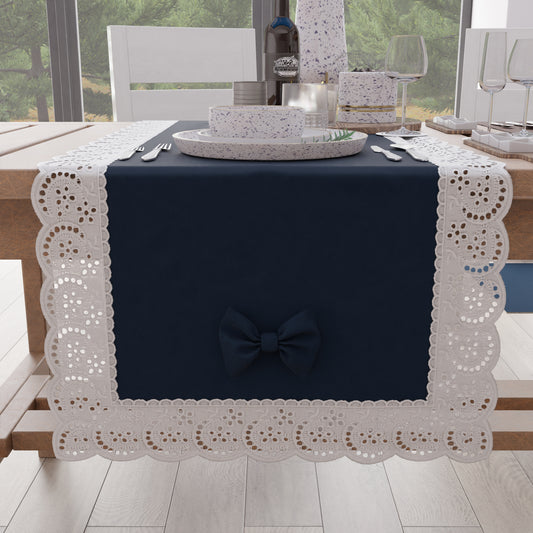 Chemin de table élégant shabby chic avec dentelle et nœuds bleu nuit
