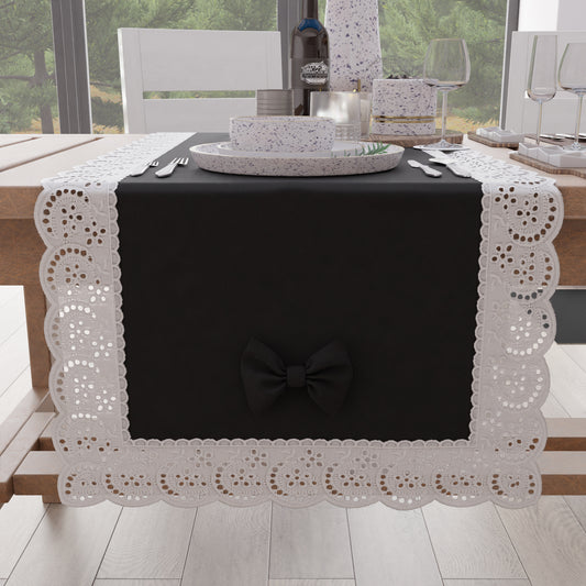Chemin de table élégant shabby chic avec dentelle et nœuds noirs