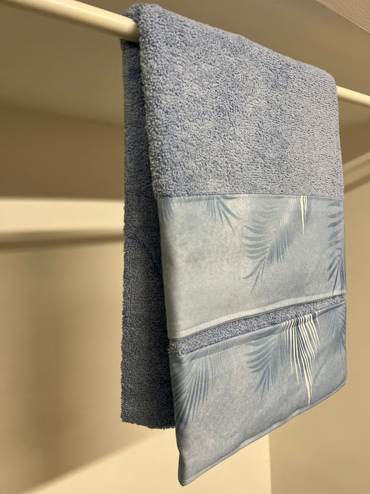 Asciugamano Bagno 1+1 con Balza in Stampa Digitale Foglia Celeste