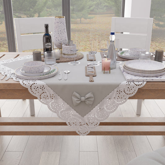 Centre de table cuisine élégant shabby chic avec dentelle et nœuds gris clair