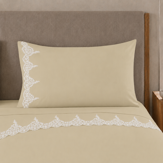 Lenzuola Matrimoniali in Puro Cotone Percalle con Balza in Pizzo Chantilly Beige