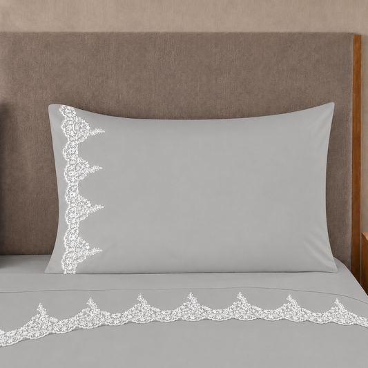 Lenzuola Matrimoniali in Puro Cotone Percalle con Balza in Pizzo Chantilly Grigio