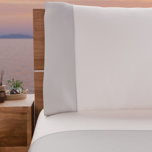 Draps unis en satin de coton avec queue de rat gris clair