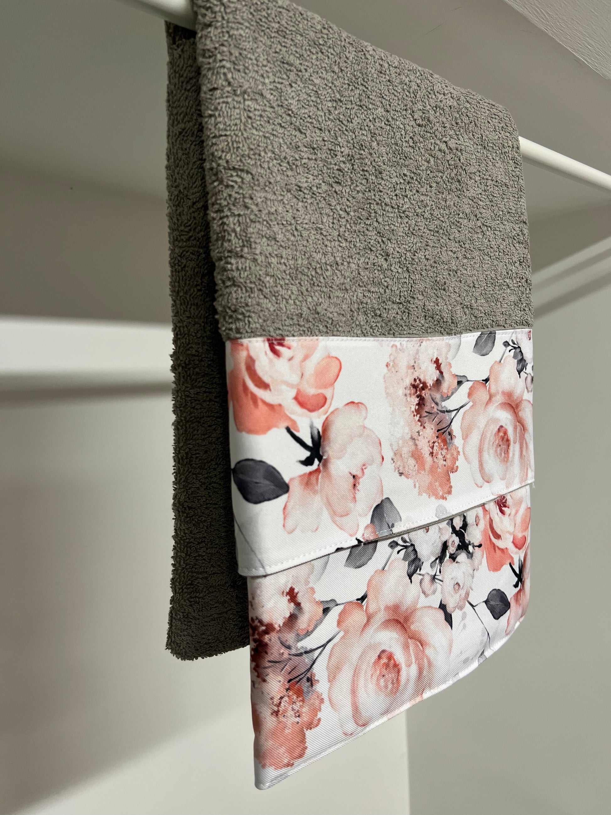 Set Asciugamani Bagno Con Stampa Gatti E Cuori - Cotone 100%, 420 G/mq, Viso E Ospite, Idea Regalo - Foto 3