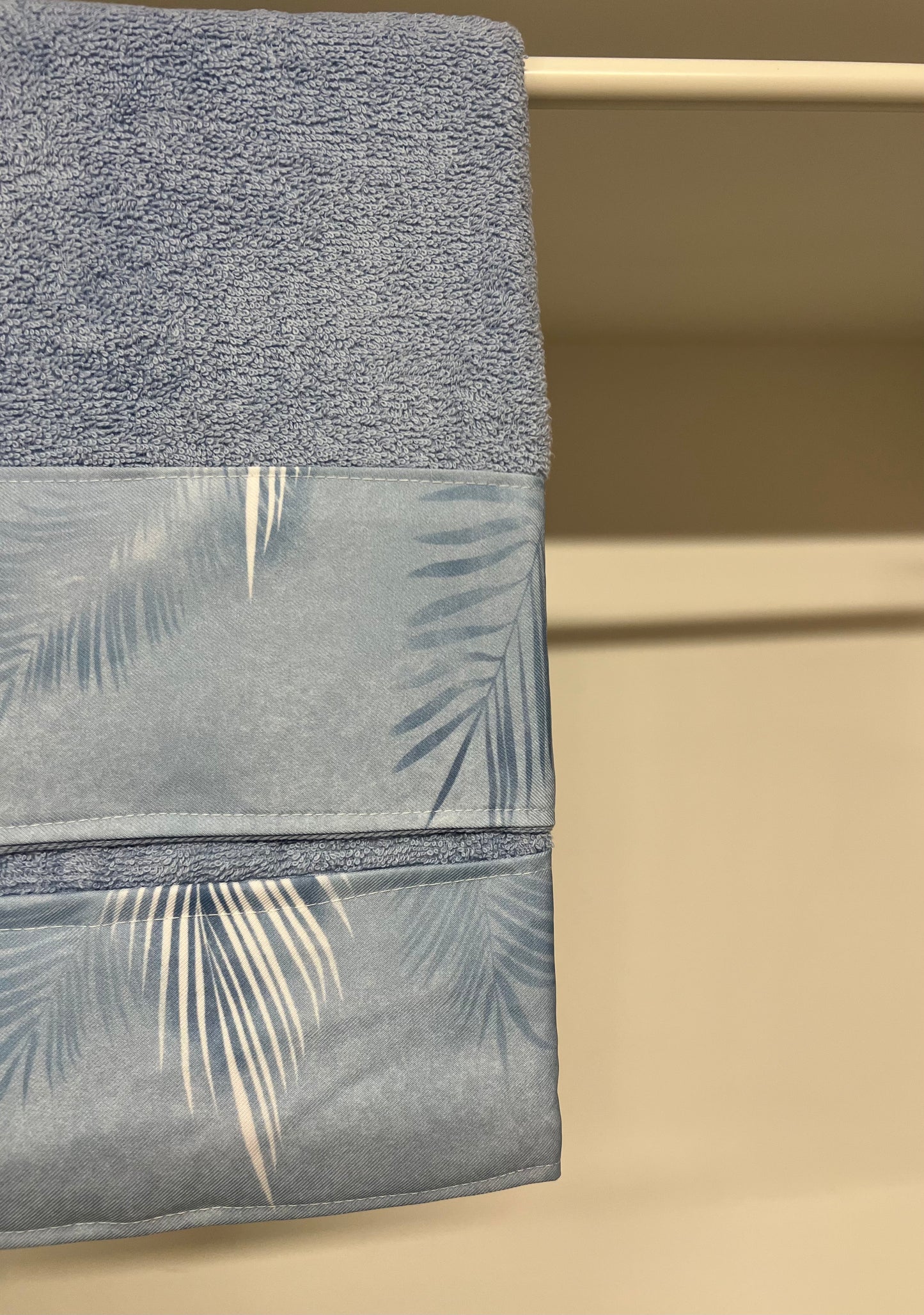 Asciugamano Bagno 1+1 con Balza in Stampa Digitale Foglia Celeste
